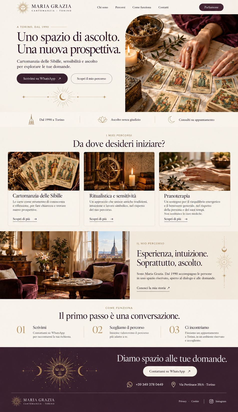 Mani che dispongono carte delle Sibille su lino naturale, tra luce calda e dettagli dorati.